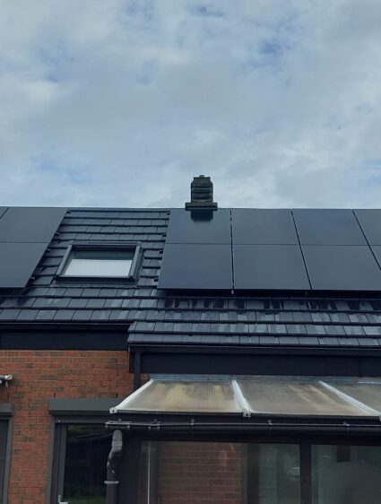 Rénovation complète d'une toiture isolation et couverture et pose de panneaux solaires en Brabant Wallon