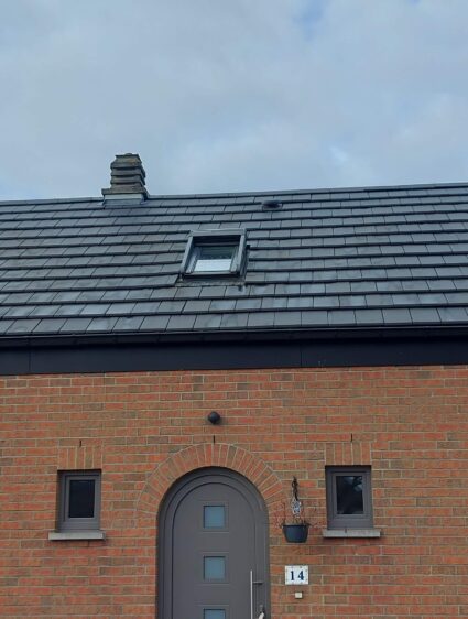 Rénovation complète d'une toiture isolation et couverture et pose de panneaux solaires en Brabant Wallon