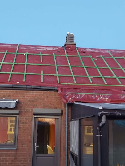 Rénovation complète d'une toiture isolation et couverture et pose de panneaux solaires en Brabant Wallon