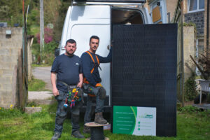 Équipe SAVenergie lors d'une installation photovoltaïque à Namur